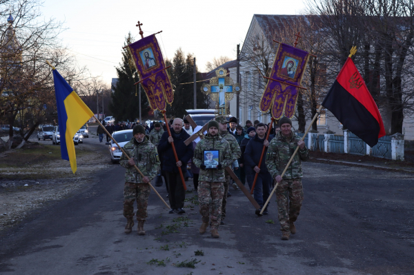 
У Вишнівецькій громаді навколішки попрощалися з полеглим воїном Миколою Обалем (ФОТО)