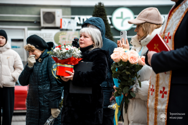 
У Тернополі на фасаді ЗОШ №3 відкрили меморіальну дошку захиснику Юрію Стефанишину (фото)