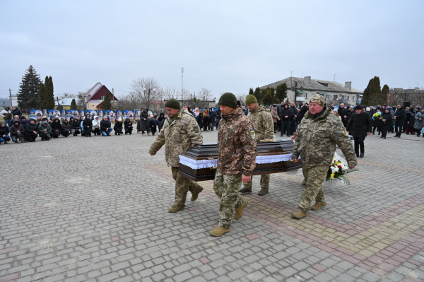 
У Лановецькій громаді похоронили 36-річного воїна Олександра Босака (ФОТО)