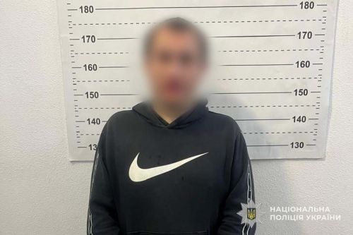 У центрі Тернополя чоловік відкрито викрав товар з прилавку і повільно вийшов з магазину (фото)