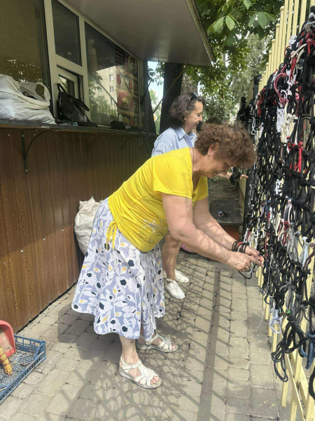 У Тернополі волонтерам передали флізелін для маскувальних сіток (фото)