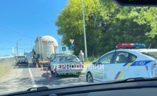 На «конюшині» в Тернополі – аварія: утворилися затори (фото)