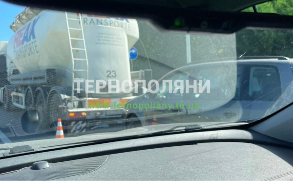На «конюшині» в Тернополі – аварія: утворилися затори (фото)