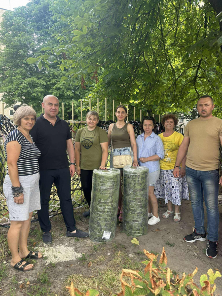 У Тернополі волонтерам передали флізелін для маскувальних сіток (фото)