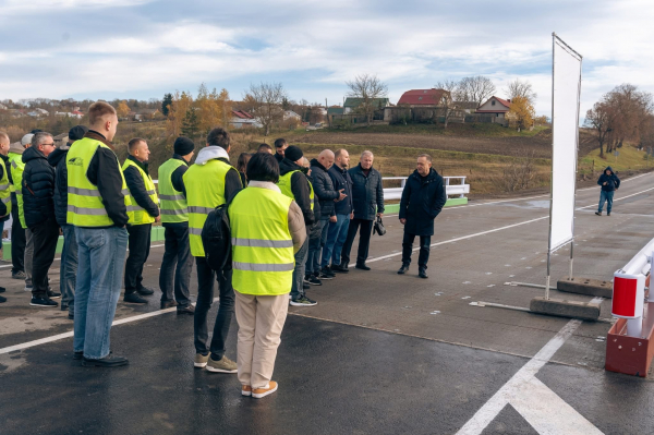 Японці подарували — приватники зробили — чиновники відкрили: Негода і скандальний Довгошия на піар-мості