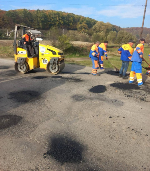 Ямковий ремонт дороги триває у Кровинці (ФОТО)