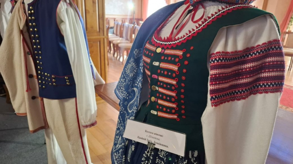 У Монастириськах показали колекцію лемківських костюмів (фото, відео)