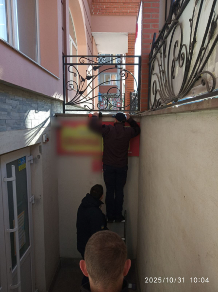 У Тернополі демонтували три рекламні конструкції на вулиці Тарнавського (фото)