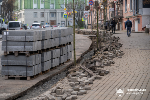 У центрі Тернополя продовжують облаштовувати безбар’єрний простір (фото)