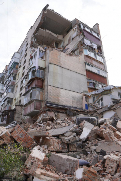 У Хмельницькому стався вибух у багатоповерхівці: постраждали п’ятеро людей, серед них дитина (фото)