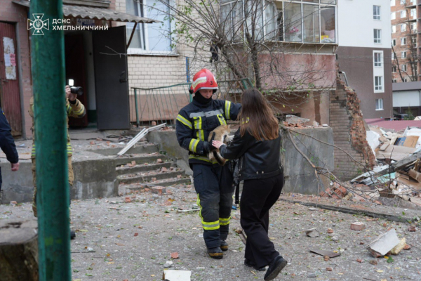 У Хмельницькому стався вибух у багатоповерхівці: постраждали п’ятеро людей, серед них дитина (фото)