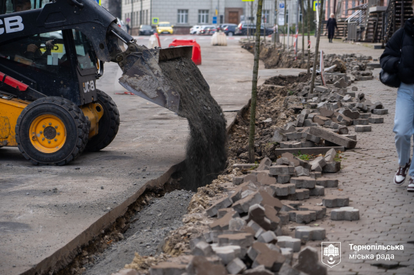 У центрі Тернополя продовжують облаштовувати безбар’єрний простір (фото)