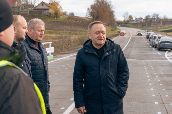 Японці подарували — приватники зробили — чиновники відкрили: Негода і скандальний Довгошия на піар-мості