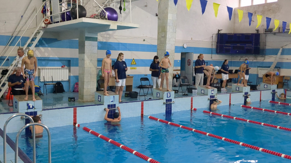 Спортивні досягнення та урок мужності: як тернопільські юні плавці взяли участь у Всеукраїнському турнірі в Ужгороді (фото)