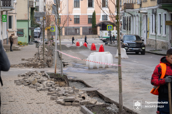 У центрі Тернополя продовжують облаштовувати безбар’єрний простір (фото)