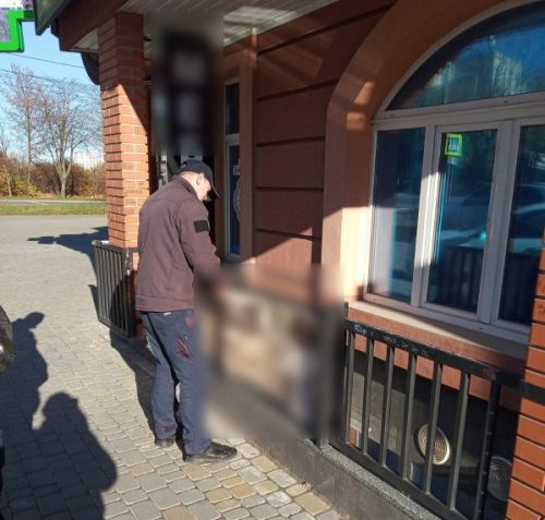 У Тернополі демонтували три рекламні конструкції на вулиці Тарнавського (фото)