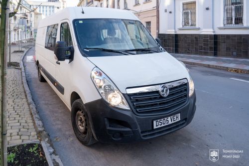 Тернопільська громада передала на фронт бус для наших захисників (фото, відео)