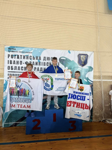 Тернопільські юні плавці здобули призові місця на «Золотій осені» у Рогатині (фото)
