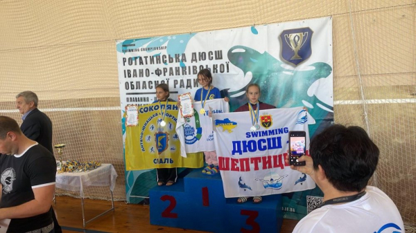 Тернопільські плавці вибороли 13 нагород на змаганнях у Рогатині (фото)