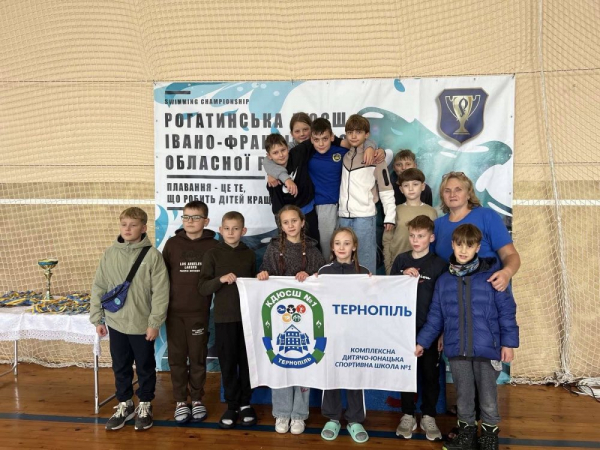 Тернопільські плавці вибороли 13 нагород на змаганнях у Рогатині (фото)