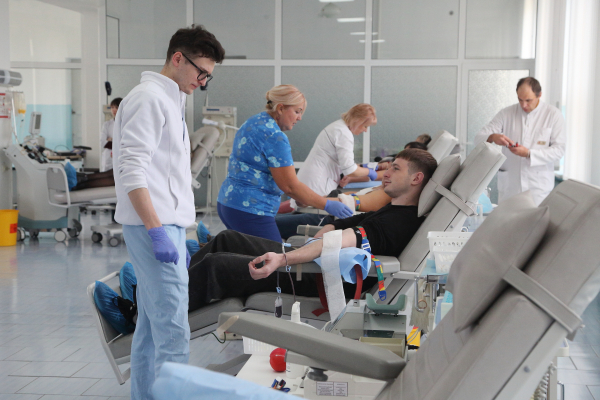 У Тернополі десятки людей здали кров в пам'ять про медика та воїна Івана Попіля (фото)