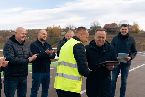 Японці подарували — приватники зробили — чиновники відкрили: Негода і скандальний Довгошия на піар-мості
