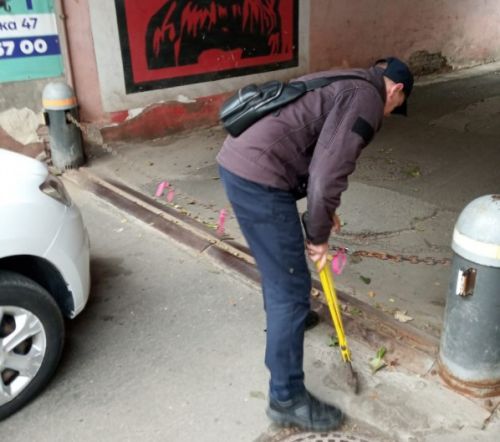 В центрі Тернополя прибрали самовільно встановлений шлагбаум (фото)