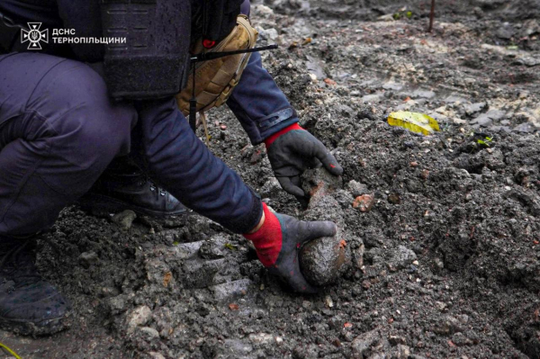На будівельному майданчику у Тернополі знайшли вибухонебезпечний предмет (фото)