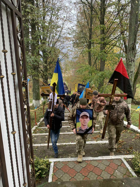 Саранчуківська громада попрощалась із загиблим Героєм Василем Гулою (фото)