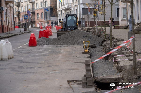 У центрі Тернополя продовжують облаштовувати безбар’єрний простір (фото)