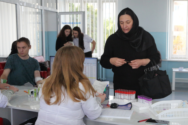 У Тернополі десятки людей здали кров в пам'ять про медика та воїна Івана Попіля (фото)