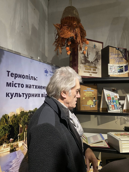 Віктор Ющенко зацікавився тернопільськими артбуками на Global Culture Forum (фото)