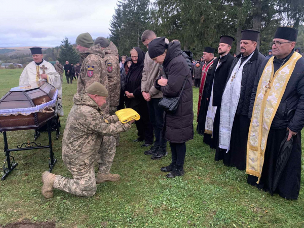 Саранчуківська громада попрощалась із загиблим Героєм Василем Гулою (фото)