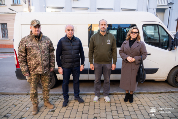 Тернопільська громада передала на фронт бус для наших захисників (фото, відео)
