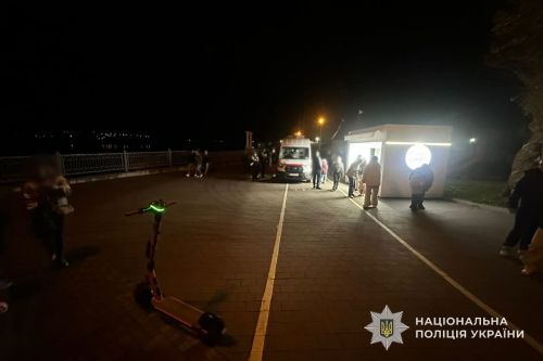 Неповнолітні хлопці на електросмокатах збили двох малих дітей