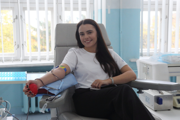 У Тернополі десятки людей здали кров в пам'ять про медика та воїна Івана Попіля (фото)