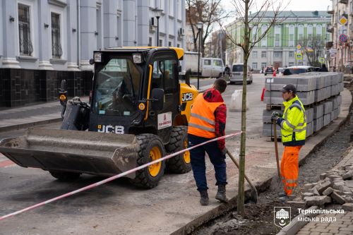 У центрі Тернополя продовжують облаштовувати безбар’єрний простір (фото)