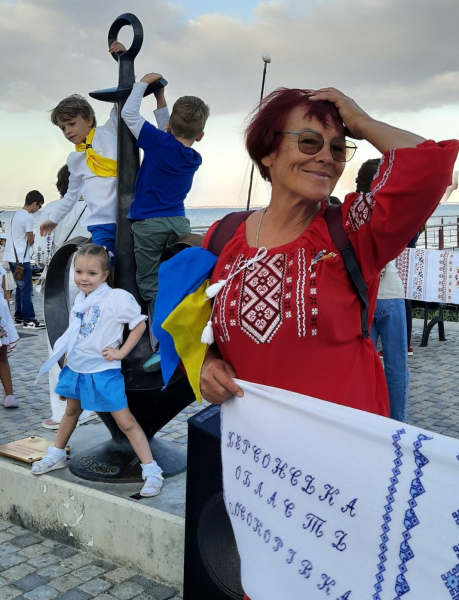 Мандрівна журналістка з Тернополя доторкнулася до українського рушника аж на Кіпрі (фото)