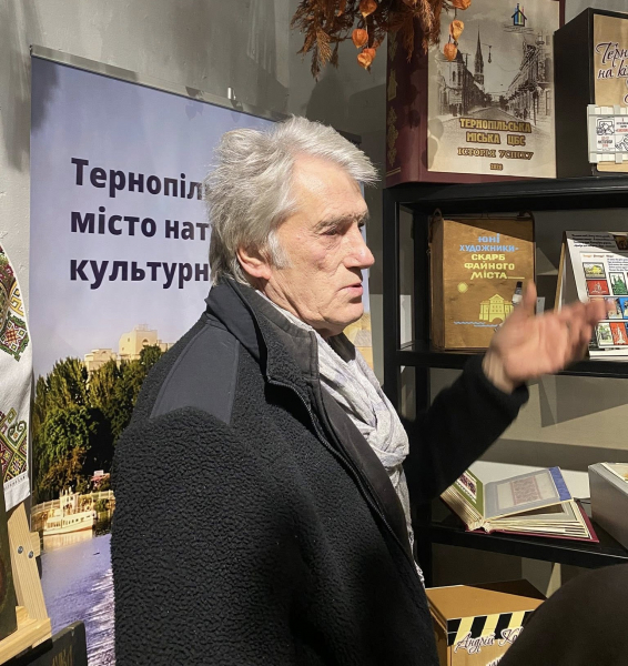 Віктор Ющенко зацікавився тернопільськими артбуками на Global Culture Forum (фото)