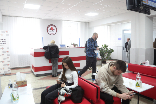 У Тернополі десятки людей здали кров в пам'ять про медика та воїна Івана Попіля (фото)