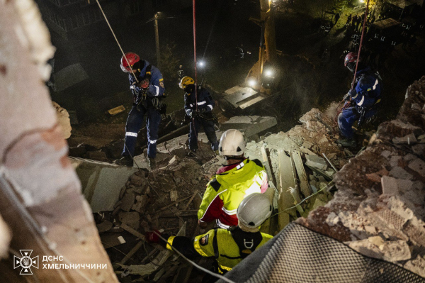 У Хмельницькому під завалами після вибуху знайшли тіла двох людей (фото, відео)