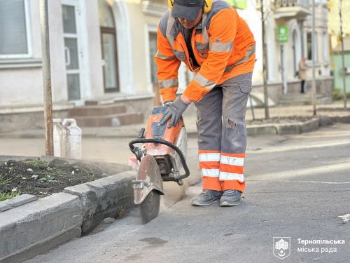 У Тернополі стартував ремонт пішохідної зони на вулиці Листопадовій (фото)