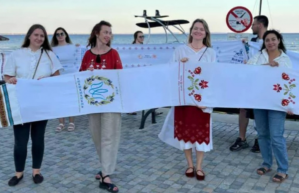 Мандрівна журналістка з Тернополя доторкнулася до українського рушника аж на Кіпрі (фото)