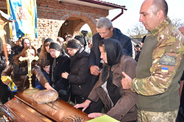 У Бучацькій громаді попрощалися із загиблим захисником Петром Микуляком (фото)