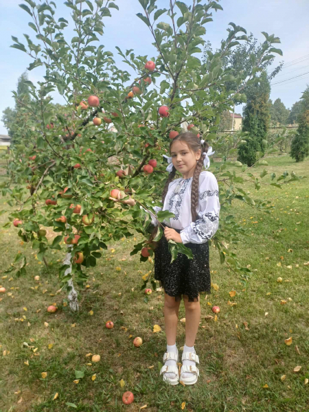 Восьмирічна Марічка з Тернопільщини продала своє волосся, щоб допомогти військовим (фото)