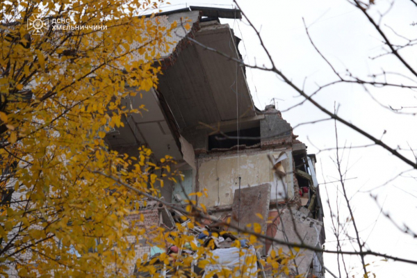 У Хмельницькому стався вибух у багатоповерхівці: постраждали п’ятеро людей, серед них дитина (фото)