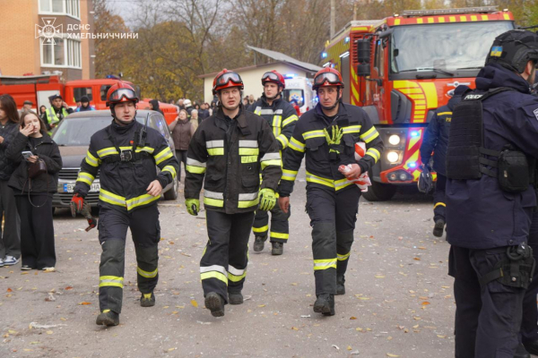 У Хмельницькому стався вибух у багатоповерхівці: постраждали п’ятеро людей, серед них дитина (фото)