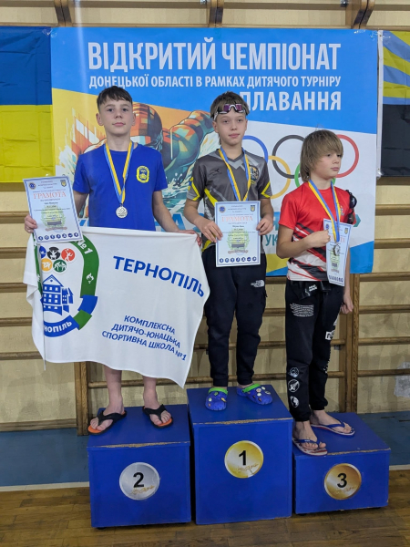 Спортивні досягнення та урок мужності: як тернопільські юні плавці взяли участь у Всеукраїнському турнірі в Ужгороді (фото)