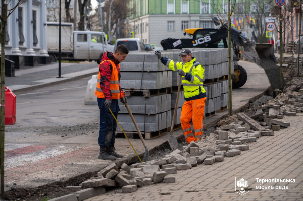 У центрі Тернополя продовжують облаштовувати безбар’єрний простір (фото)
