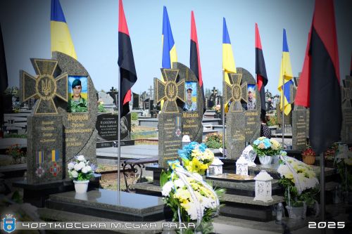 У Чорткові завершили встановлення пам’ятників єдиного зразка для загиблих Героїв громади